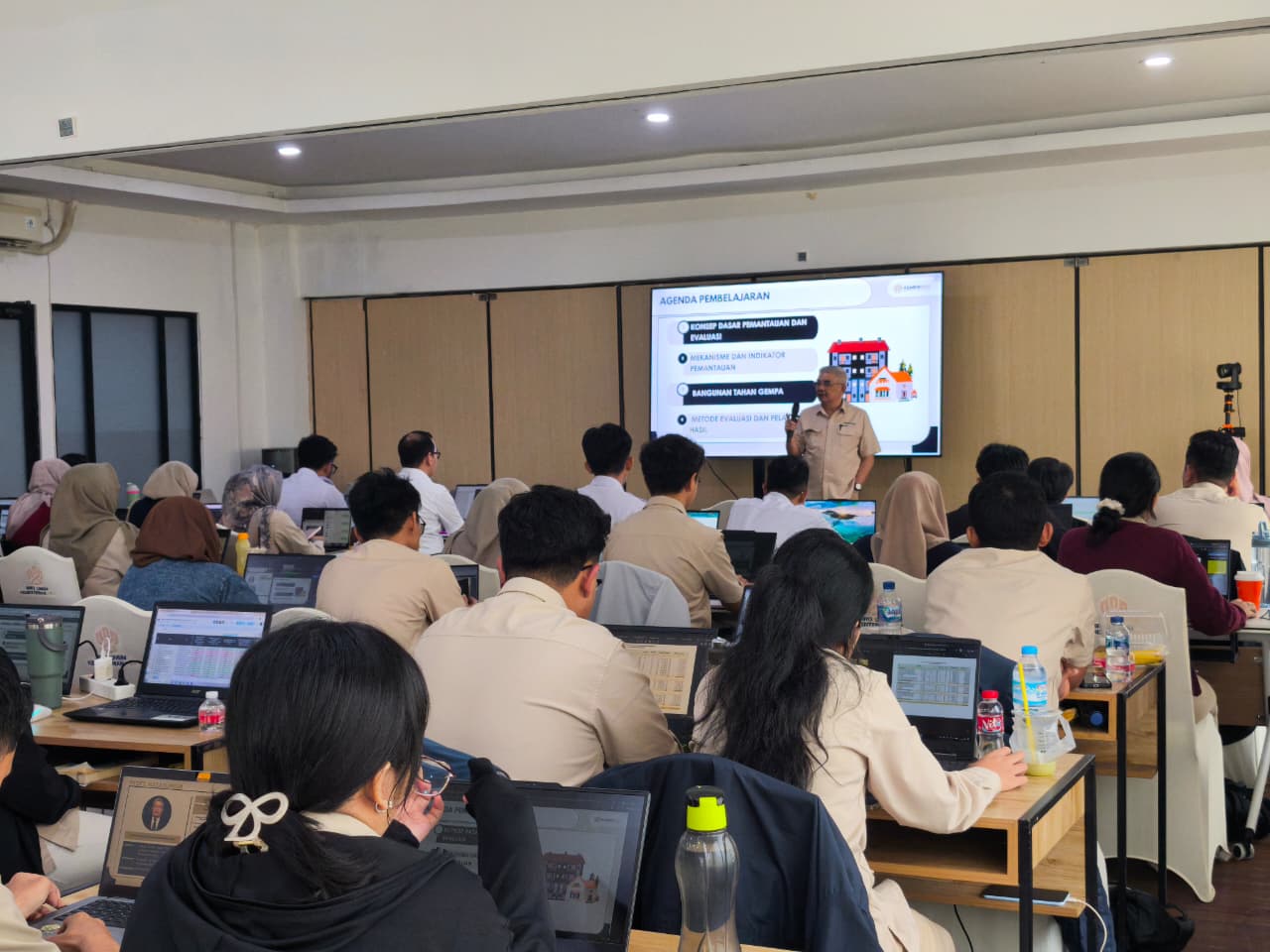 Peserta pelatihan PPSDM berdiskusi dalam kelas